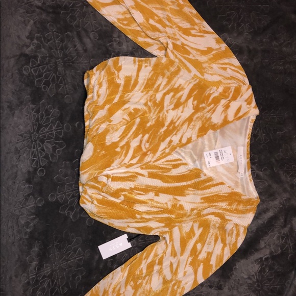 Mid cropped. Low V neck shirt - Picture 1 of 3